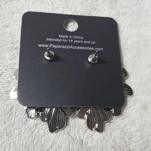 #329 NWT Paparazzi Farmstead Meadow - Silver Post Earrings - Picture 5 of 5